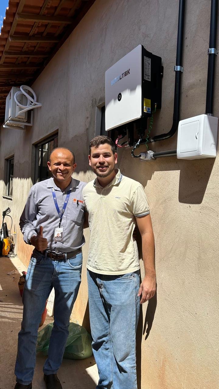 Cliente ao lado do técnico da Syrius