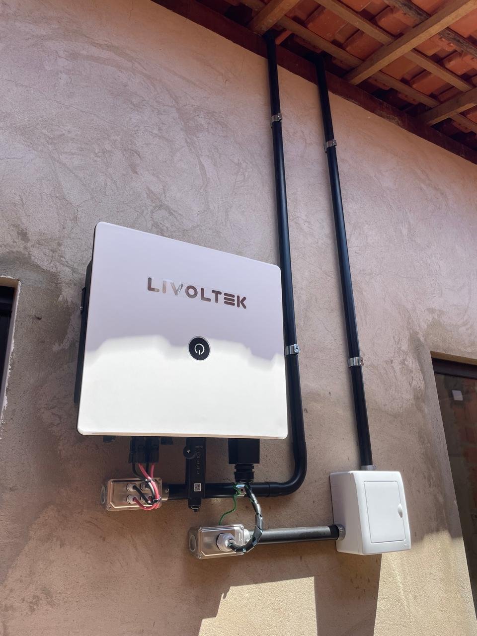 Equipamento Livoltek em instalação