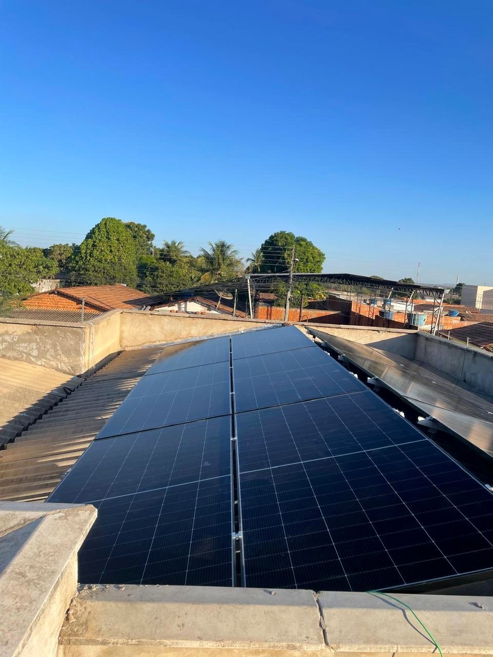 Painéis solares instalados em telhado