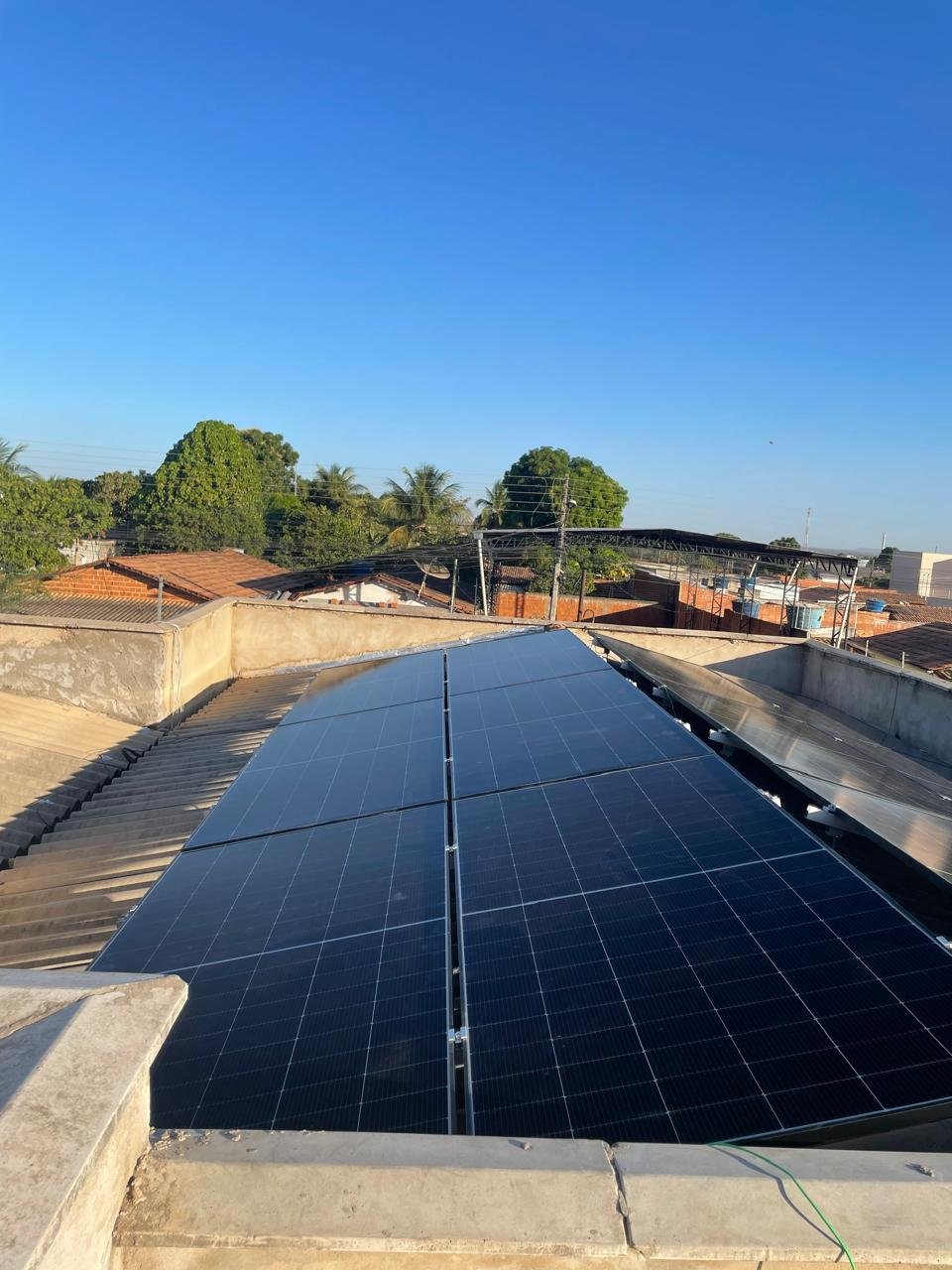 Painéis solares em telhado