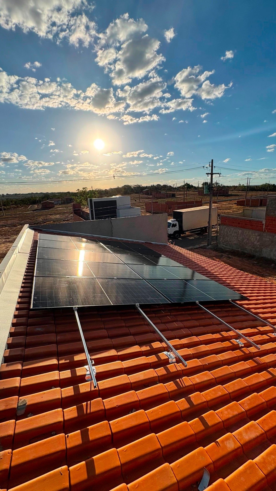 Telhado com placas solares ao pôr do sol